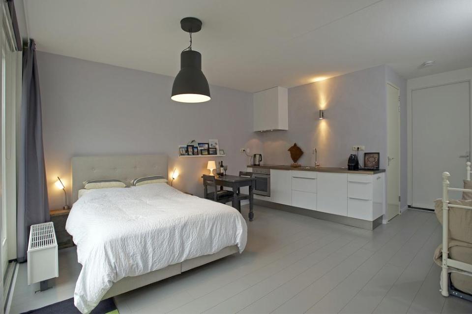 Modern appartement met een keuken en een tweepersoonsbed