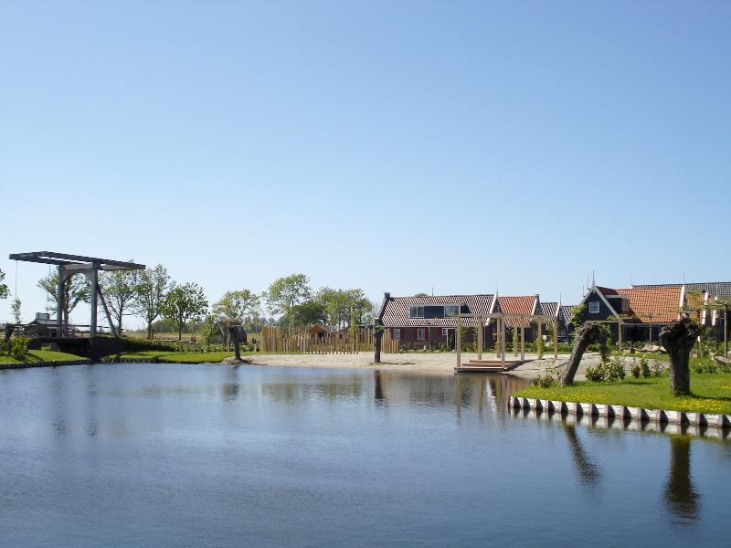Europarcs in de rijp met een vijver en een klein strandje
