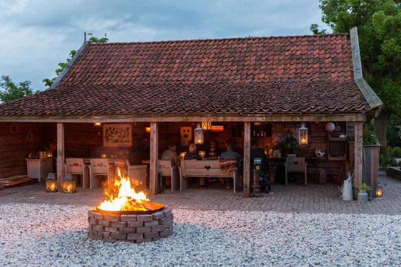 buitenaanzicht van de Fyhof met een kampvuur op de voorgrond