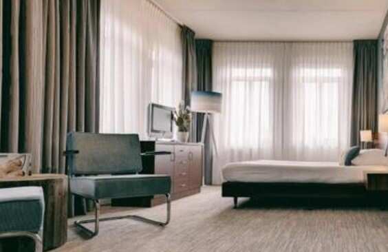 Kamer met bed en stoelen Hotel Alkmaar