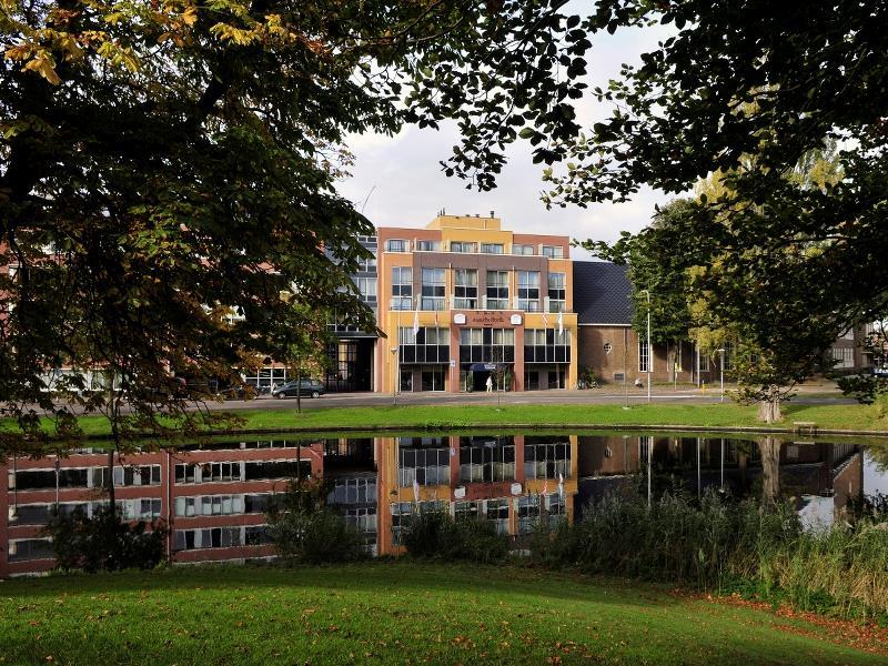 vooraanzicht amrath hotel Alkmaar met water op de voorgrond