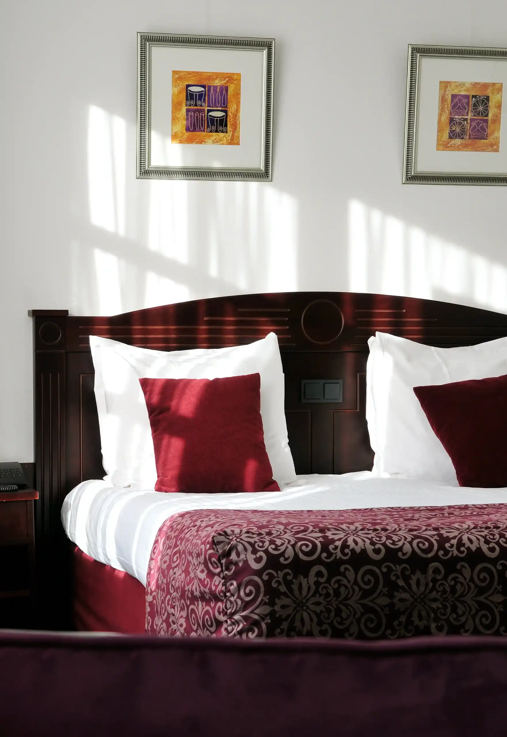 Bed met kussens wit en rood