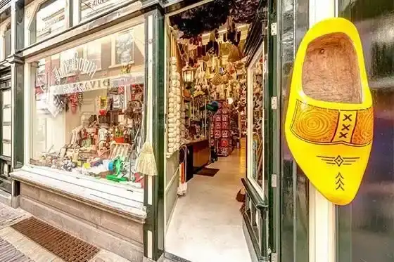 Gevel van Boom de ouderwetse winkel met klomp