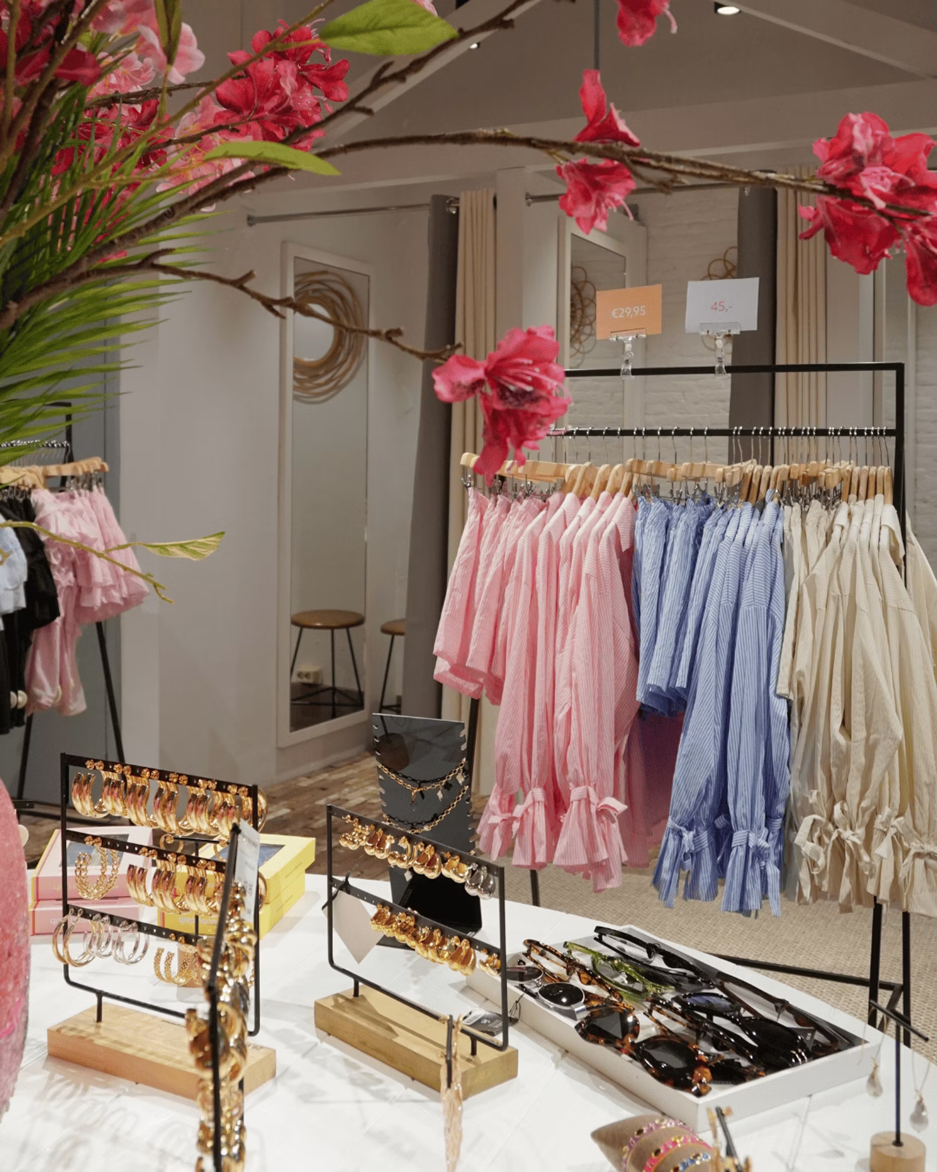 Kleding en accessoires die te koop zijn bij de winkel Club République