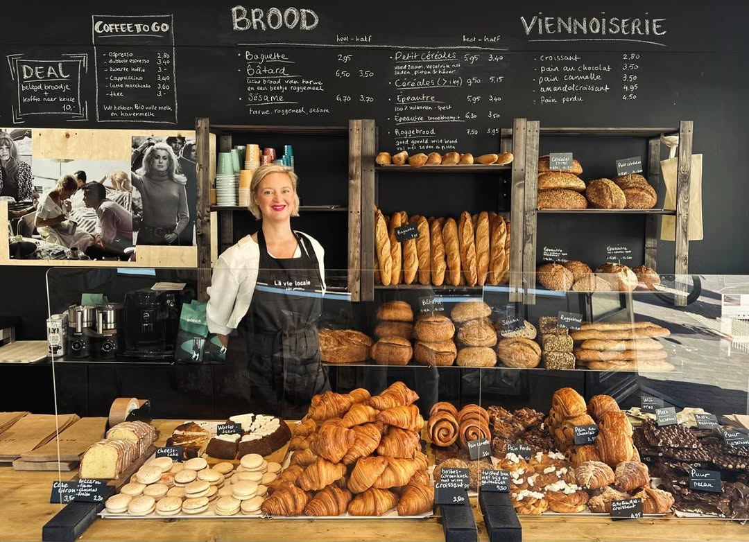 Vrouw achter de toonbank bij La Vie Locale in Alkmaar