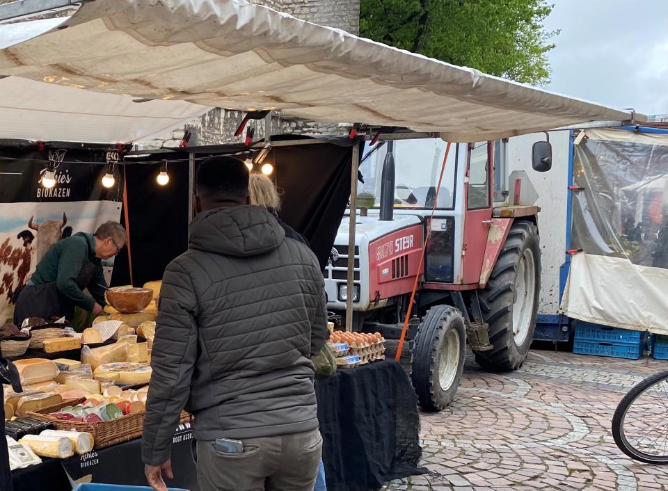 Kraampje met kaas met een tractor
