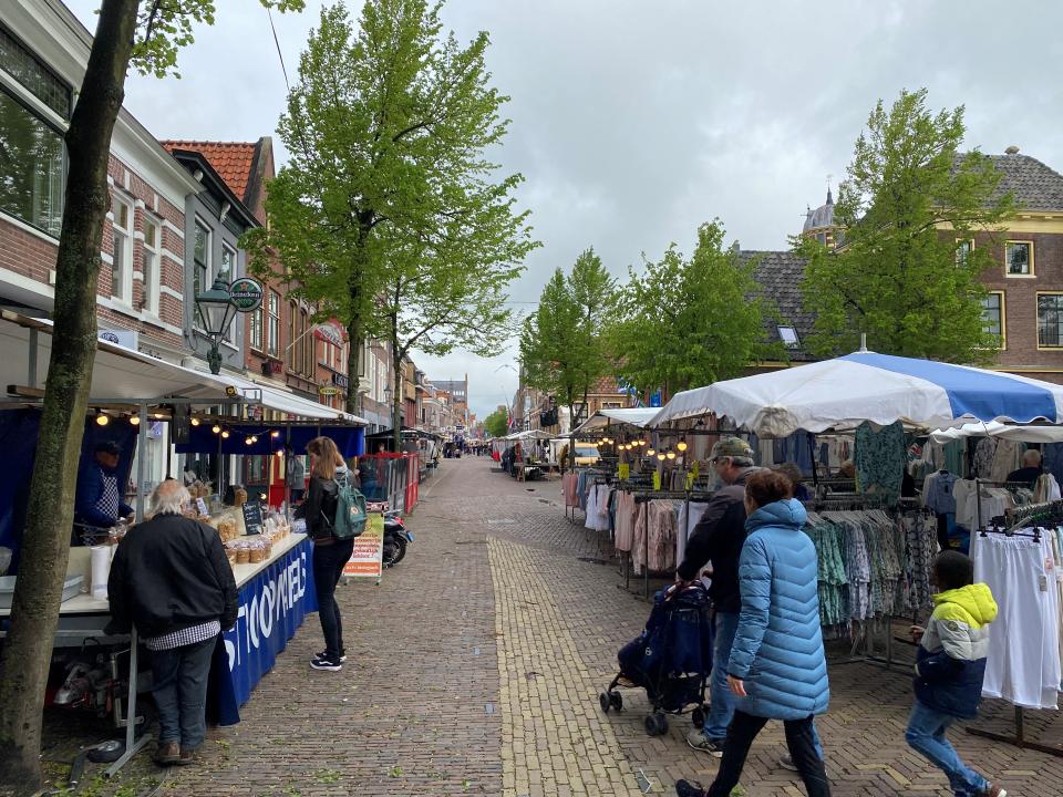 markt met kraampjes in het centrum van Alkmaar