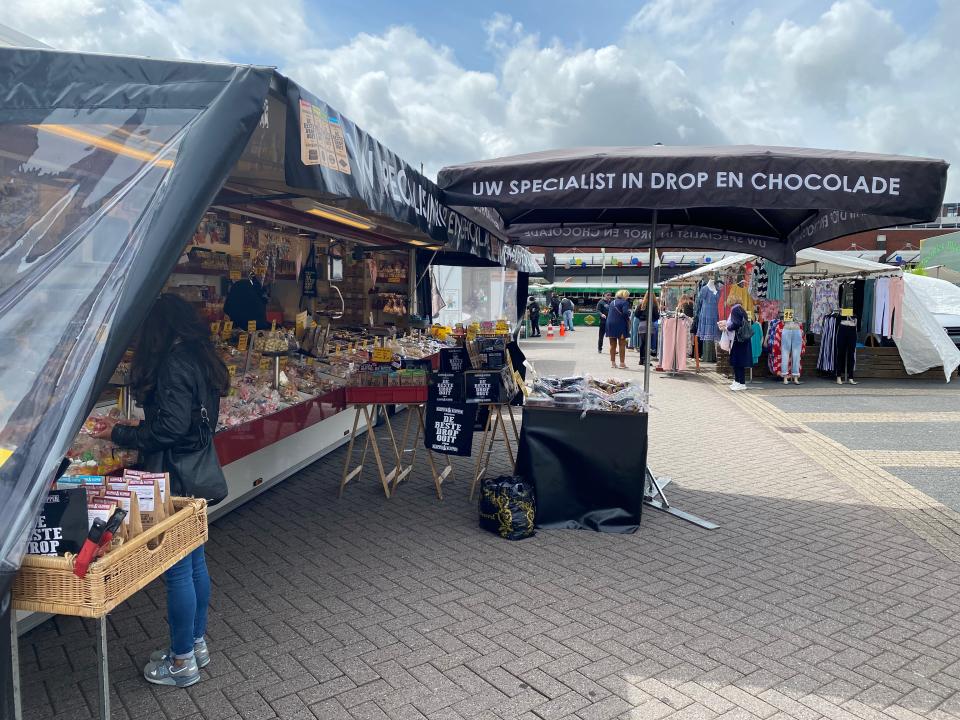 Markt met kraam met drop en chocolade