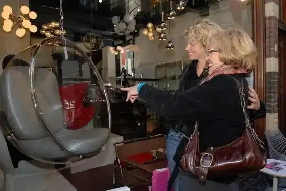 Twee vrouwen voor etalage bij Van Til