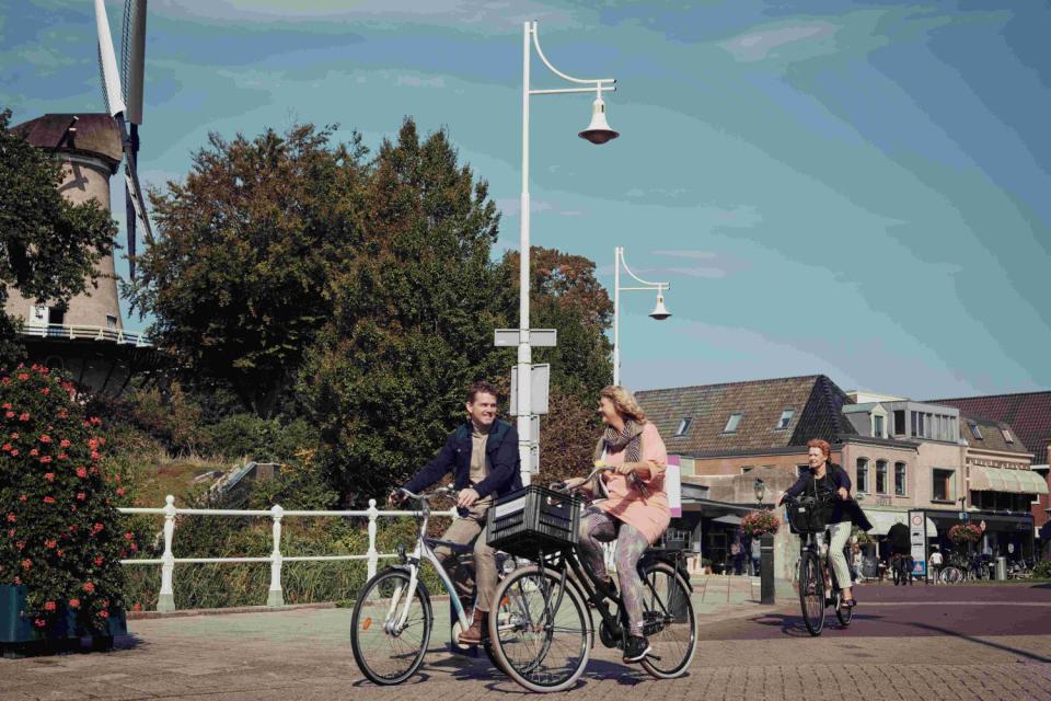 twee personen op de fiets in Alkmaar