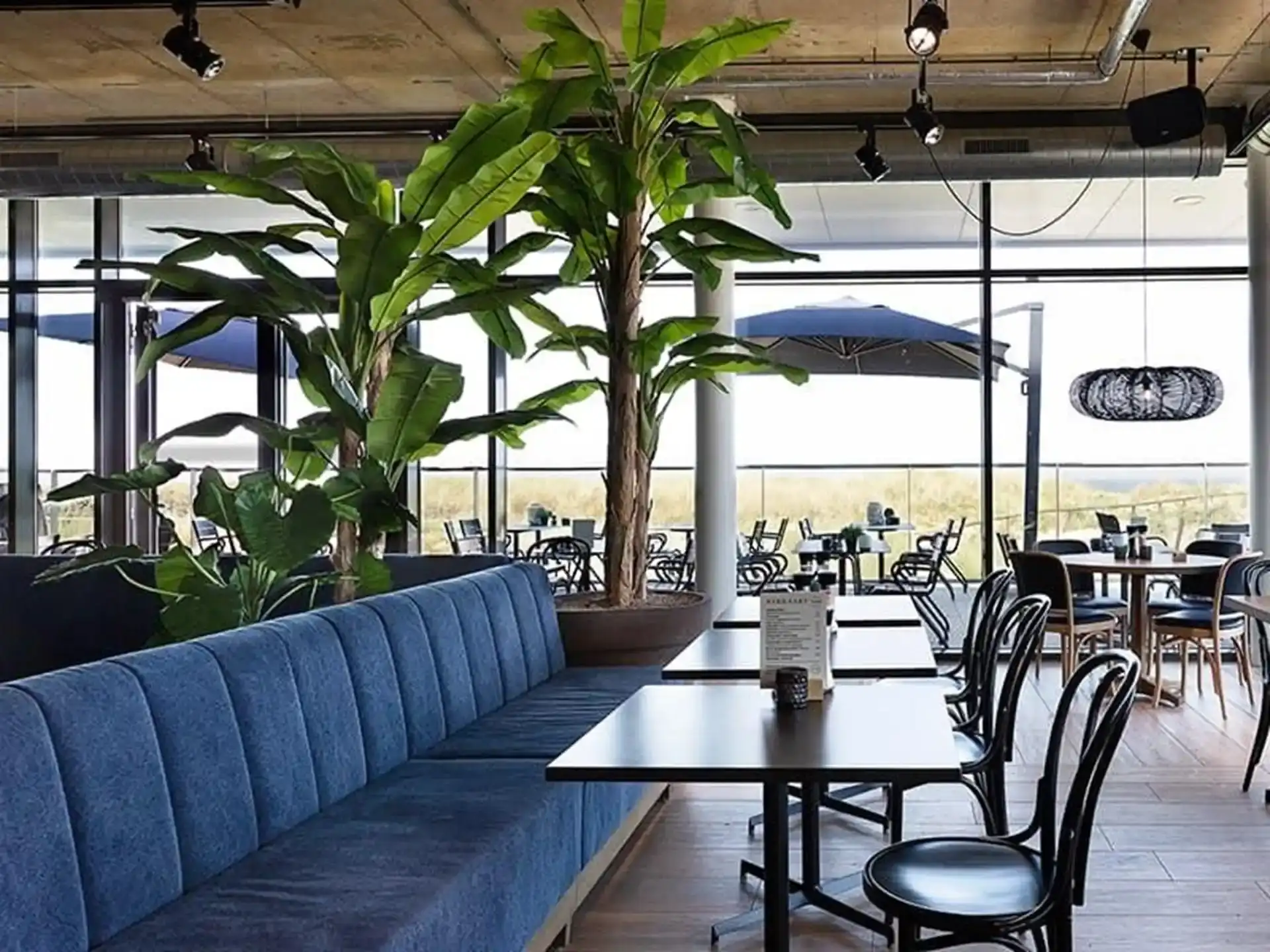 Binnen bij restaurant Comer