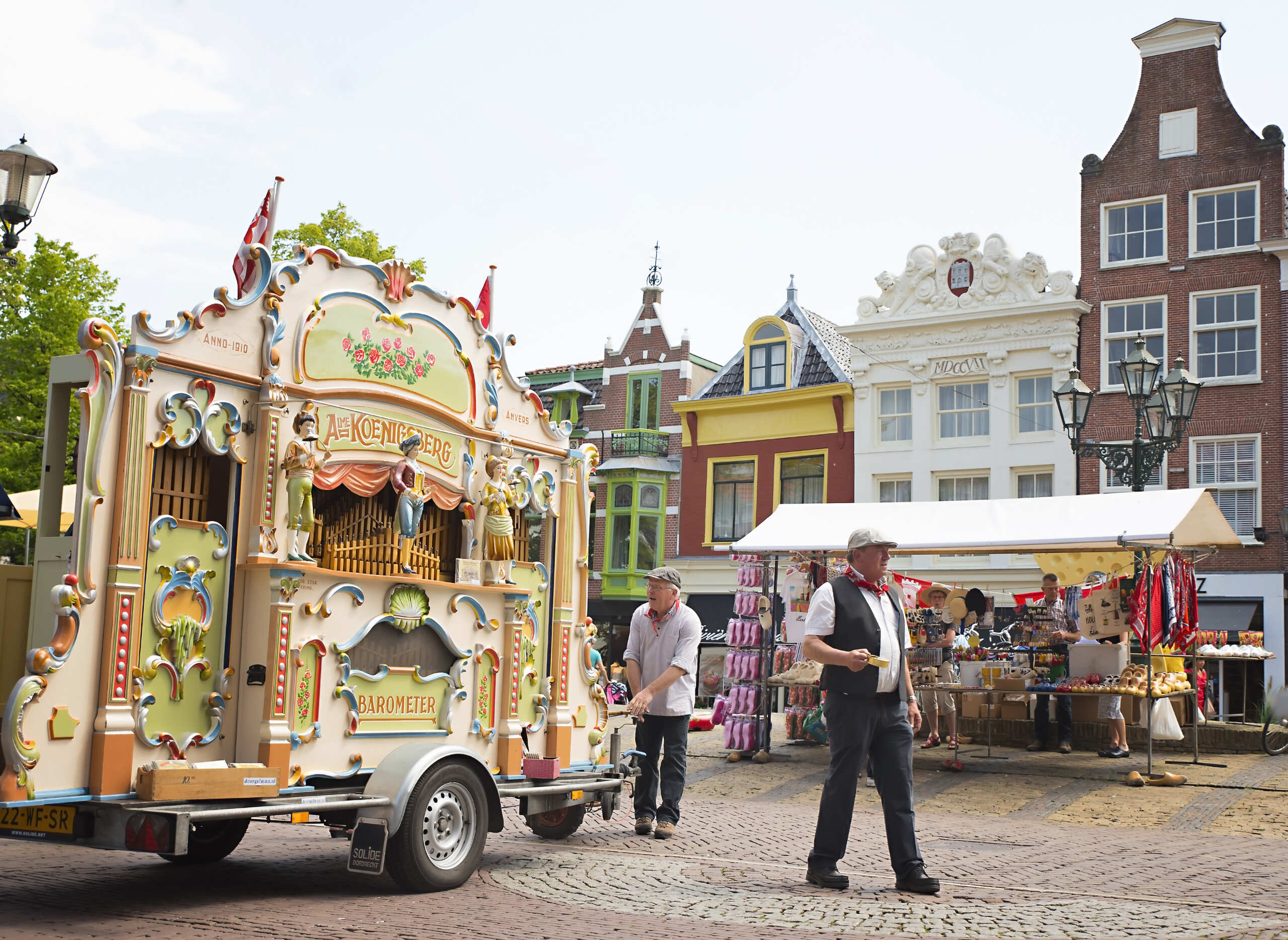 Gewelfde stenenbrug met op de achtergrond huis Leeuwenburg