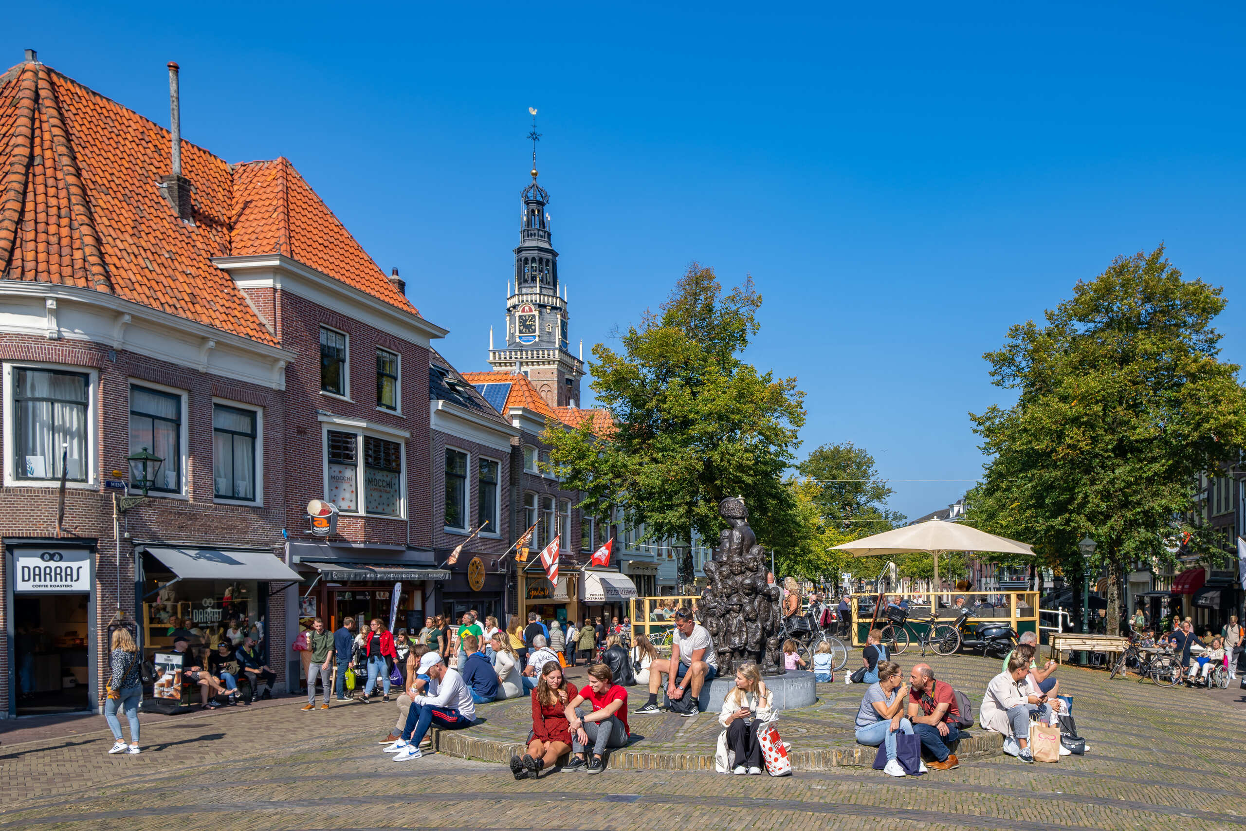 gewelfde stenenbrug met het beeld van tante Truus en blauwe lucht