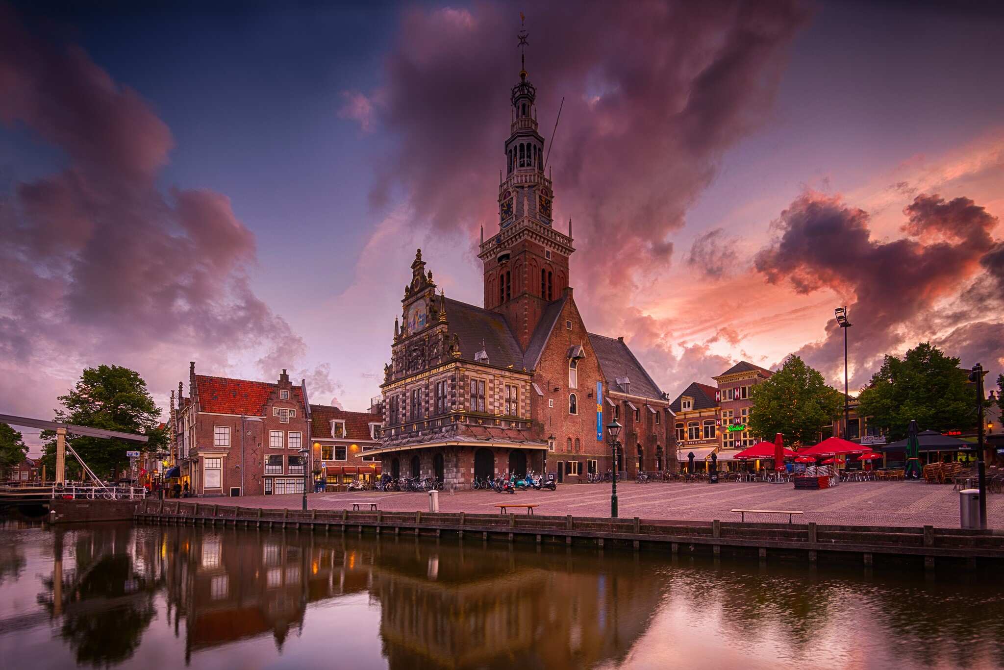 waagplein met de waagtoren