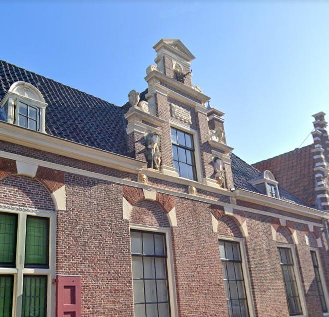 Gevel met twee beelden van mannen