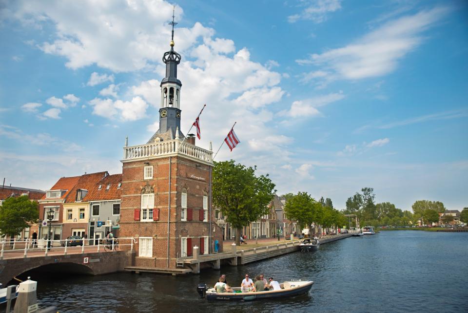 accijnstoren langs het water in Alkmaar