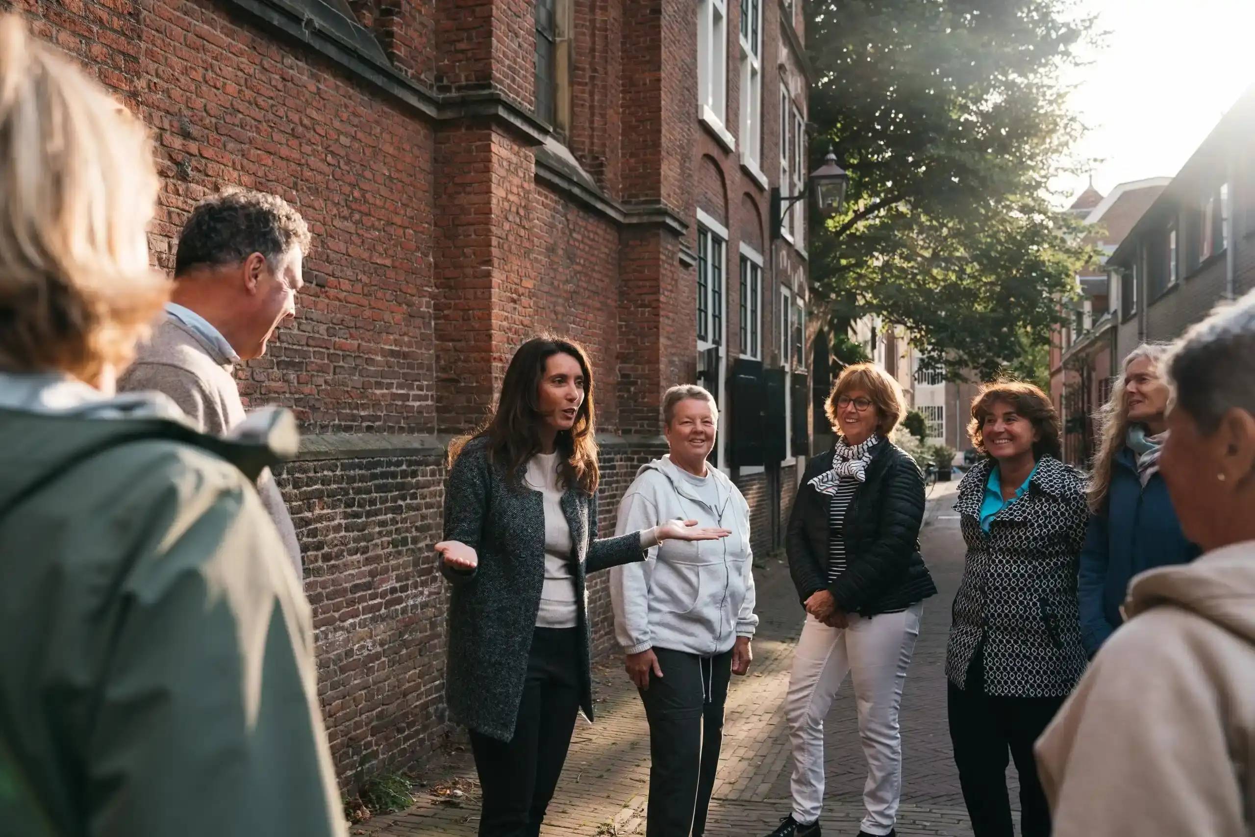 Groep tijdens stadswandeling met gids