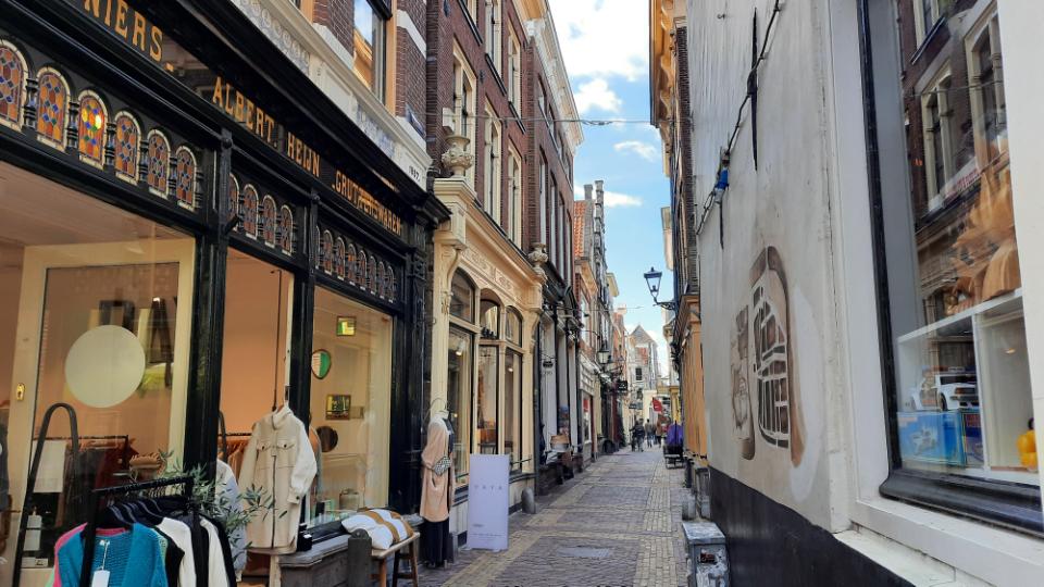 Smalle winkelstraat Fnidsen in Alkmaar