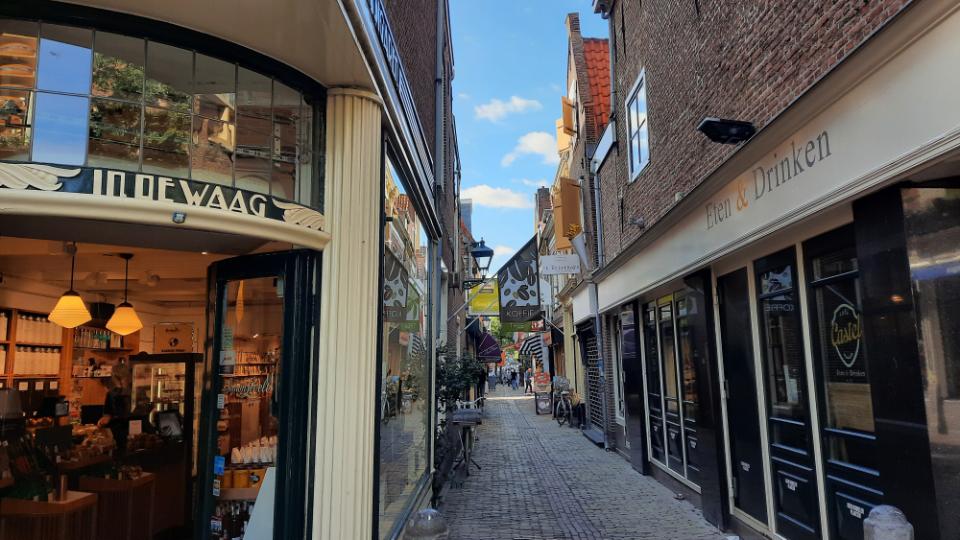 Smal winkelstraatje in Alkmaar