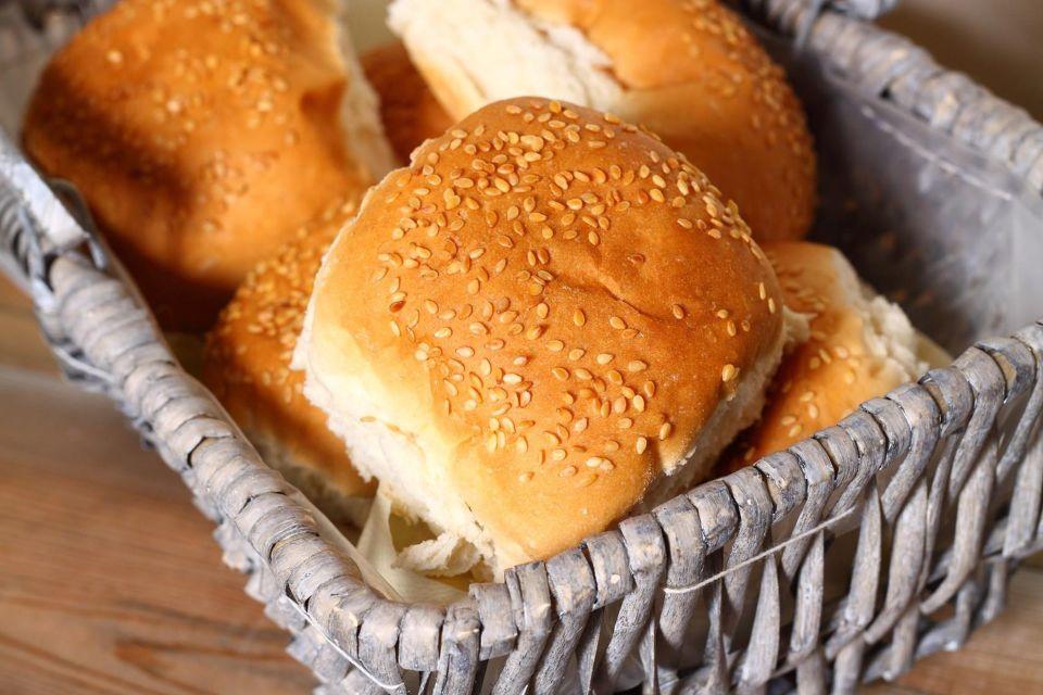 Mandje met witte bolletjes