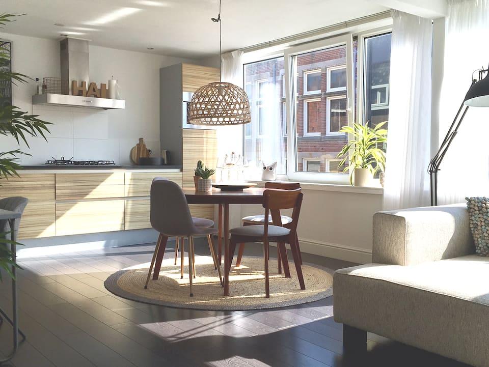 Modern appartement met een keuken en een tafeltje op een kleed