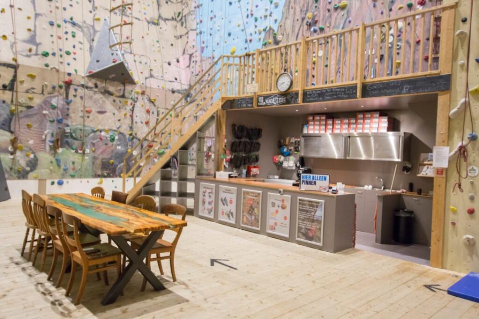 Binnen bij Klimcentrum Alkmaar met een grote klimmuur